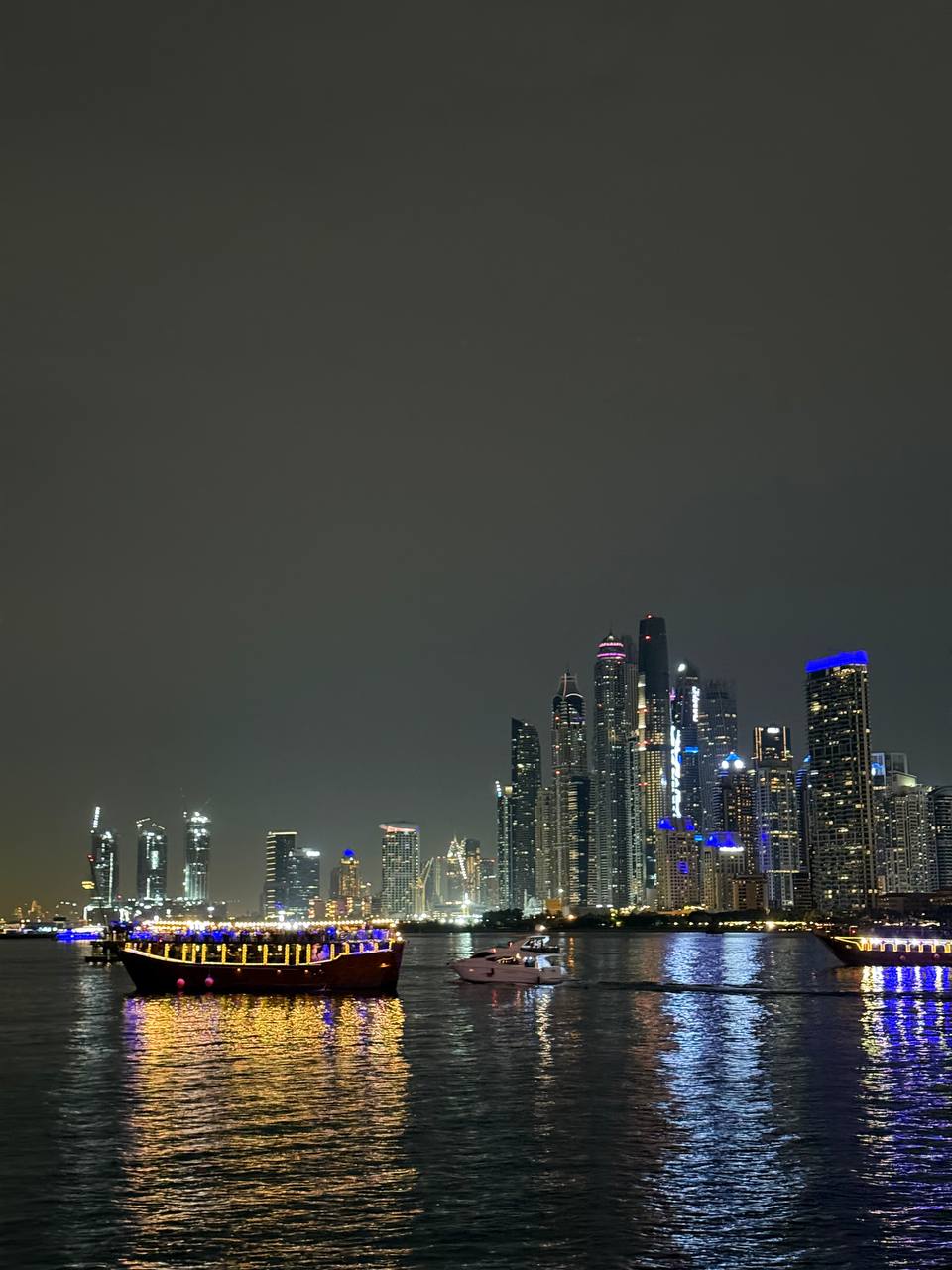 И вот несмотря на утреннюю атаку беспилотников и задержку рейса, несмотря на рамаданские пробки, всего каких-то 23 часа путешествия и мы в Дубае 🎉. 2