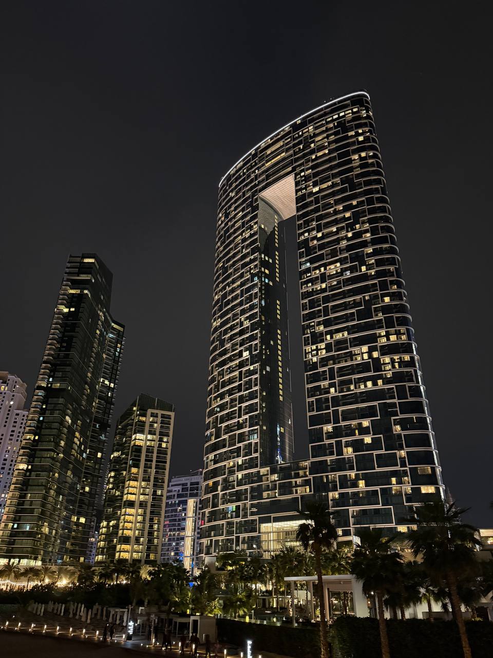 И вот несмотря на утреннюю атаку беспилотников и задержку рейса, несмотря на рамаданские пробки, всего каких-то 23 часа путешествия и мы в Дубае 🎉. 4