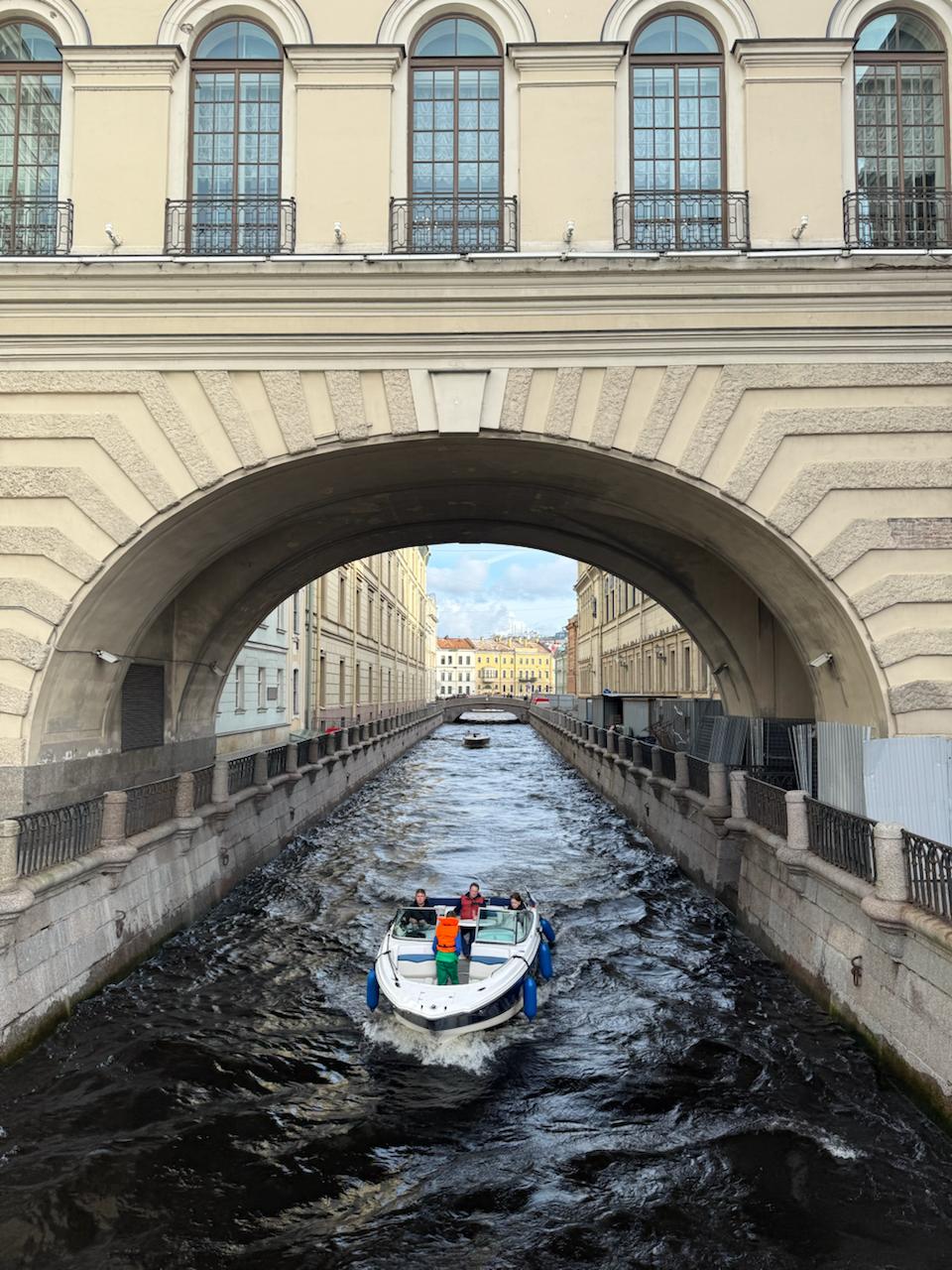Я тут понял, что совсем не помню свои маршруты в отпуске: куда мы с женой ходили на завтрак, где гуляли, какие экскурсии посещали. Поэтому быть этому каналу дневником памяти. Делюсь нашим питерским маршрутом: 3