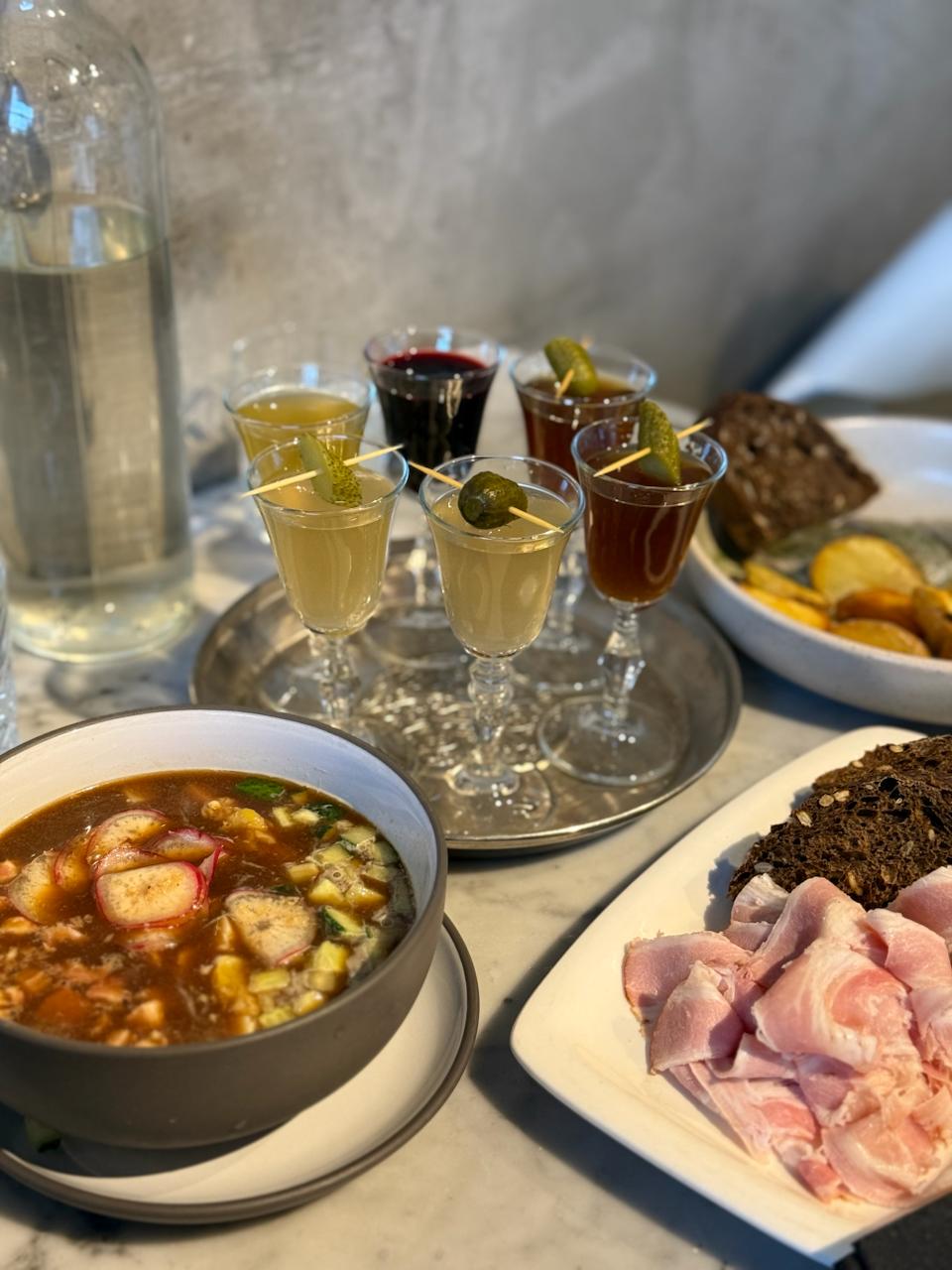 Я тут понял, что совсем не помню свои маршруты в отпуске: куда мы с женой ходили на завтрак, где гуляли, какие экскурсии посещали. Поэтому быть этому каналу дневником памяти. Делюсь нашим питерским маршрутом: 5