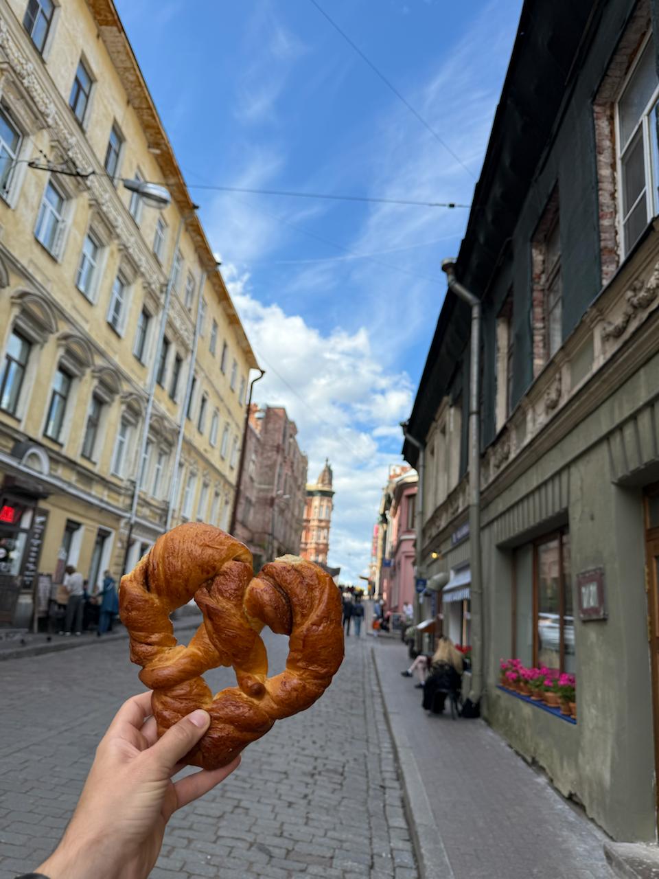 Я тут понял, что совсем не помню свои маршруты в отпуске: куда мы с женой ходили на завтрак, где гуляли, какие экскурсии посещали. Поэтому быть этому каналу дневником памяти. Делюсь нашим питерским маршрутом: 7