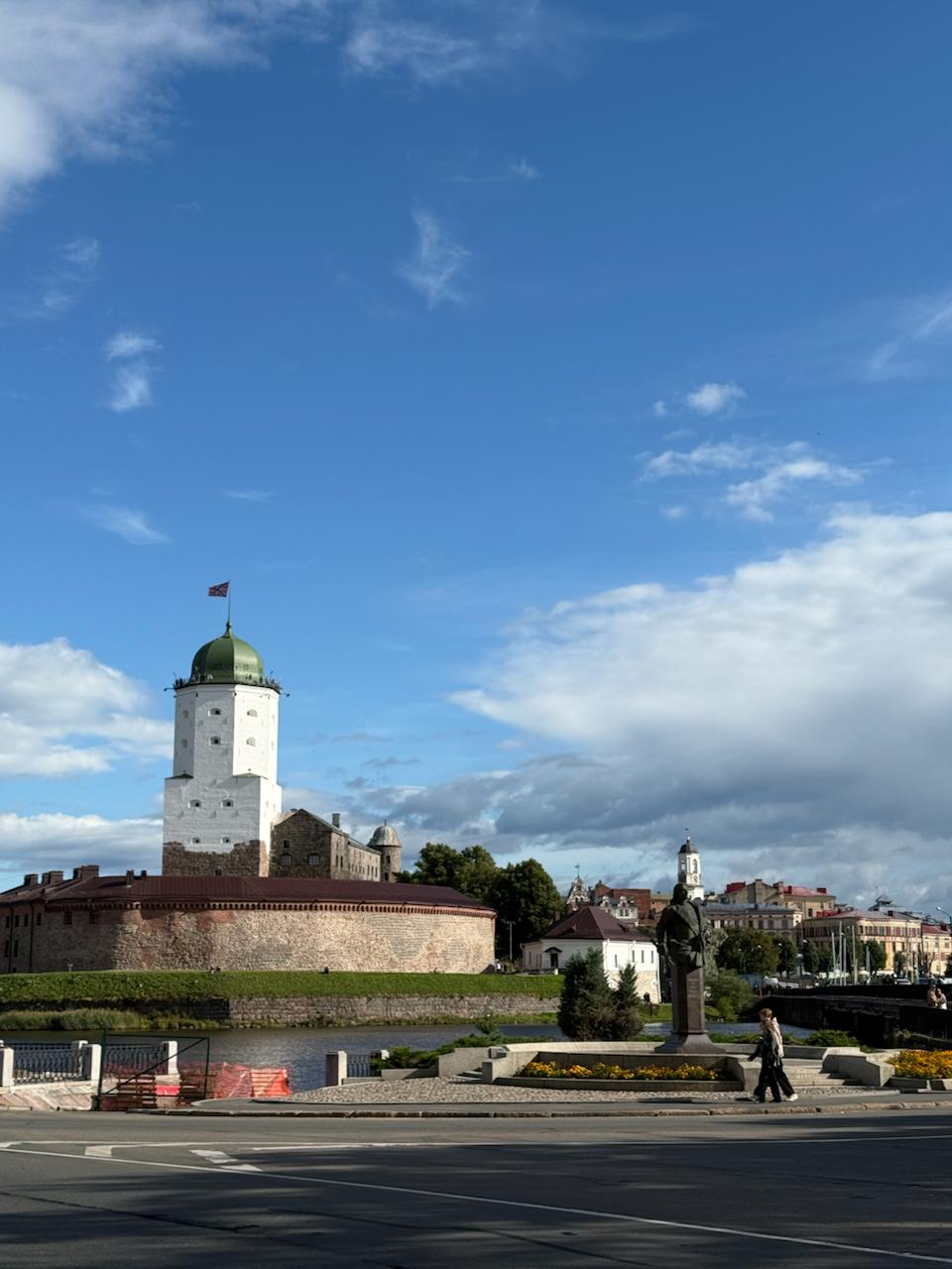 Я тут понял, что совсем не помню свои маршруты в отпуске: куда мы с женой ходили на завтрак, где гуляли, какие экскурсии посещали. Поэтому быть этому каналу дневником памяти. Делюсь нашим питерским маршрутом: 10